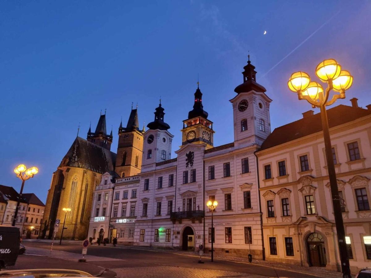 Luxusni Studio Na Velkem Namesti, Wi-Fi, Netflix Hradec Kralove Exterior photo